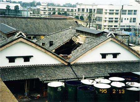 阪神大震災で壊れた木造蔵＝１９９５年２月、兵庫県西宮市（辰馬本家酒造提供）