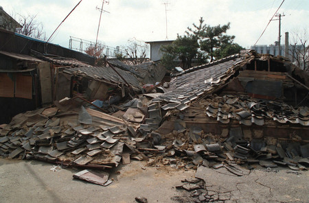 阪神大震災で倒壊し、瓦が散乱する民家＝１９９５年１月１７日、兵庫県西宮市