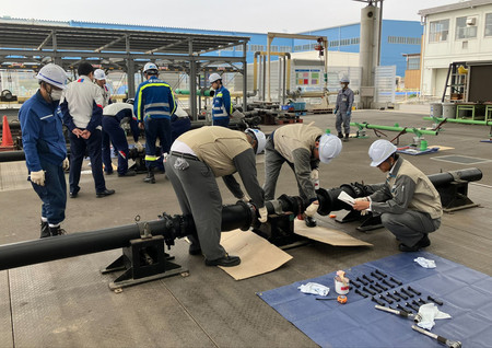 東京ガスなど都市ガス大手３社の各導管子会社による合同訓練で、配管の接合方法を確認する社員ら（大阪ガスネットワーク提供）