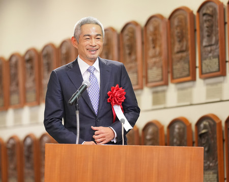 野球殿堂入りし、笑顔を見せるイチローさん＝１６日、東京都文京区の野球殿堂博物館（代表撮影）