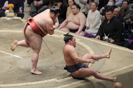 豊昇龍（右）は熱海富士に小手投げで敗れる＝１６日、東京・両国国技館