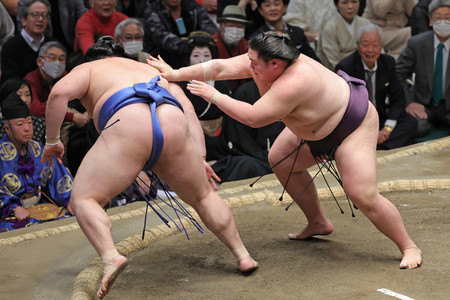 王鵬（右）は大の里を送り出しで破る＝１６日、東京・両国国技館