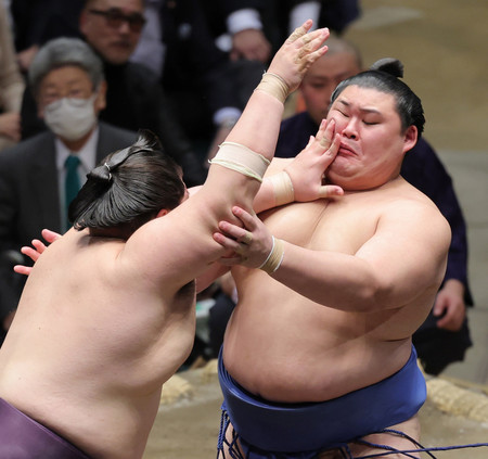 王鵬（左）に攻められる大の里＝１６日、東京・両国国技館