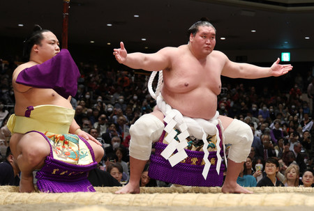 土俵入りする横綱照ノ富士＝１４日、東京・両国国技館