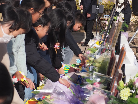 献花する精道小学校の児童ら＝１７日午前、兵庫県芦屋市