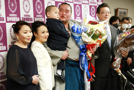 引退会見で家族と写真に納まる横綱照ノ富士（左から４人目）＝１７日、東京・両国国技館