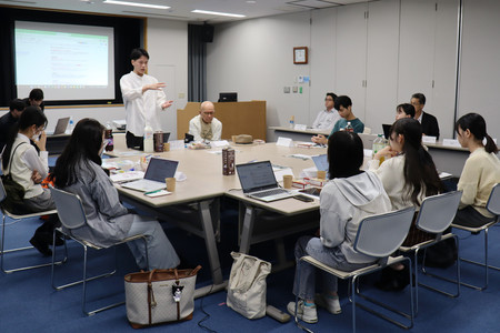 防災動画製作プロジェクトの初回会議に参加する大学生ら＝２０２４年１０月１２日、神戸市中央区