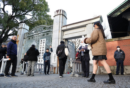 大学入学共通テストの会場に向かう受験生＝１８日午前、東京都文京区