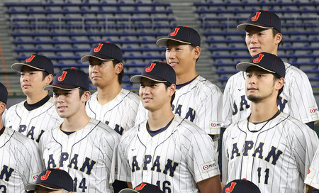 笑顔で写真に納まる２０２３年ワールド・ベースボール・クラシック（ＷＢＣ）日本代表の大谷翔平（前列右から２人目）と佐々木朗希（同３人目）ら。後列右端は山本由伸＝２０２３年３月、東京ドーム