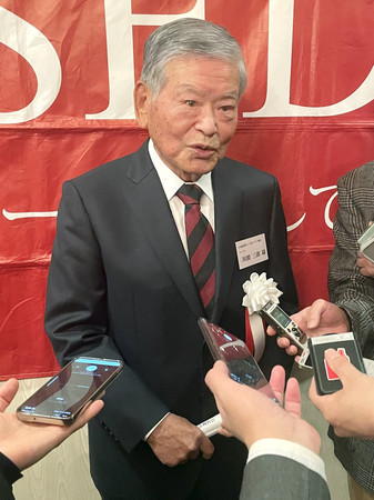 取材に応じる日本サッカー協会元会長の川淵三郎氏＝１８日、東京都新宿区