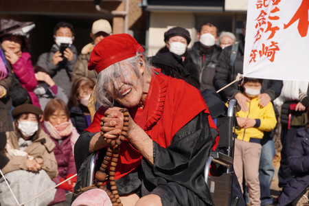 阪神大震災で亡くなった人々に踊りをささげ、鎮魂を祈る大道芸人のギリヤーク尼ケ崎さん＝１８日午後、神戸市長田区