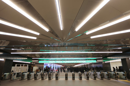 夢洲駅構内=18日午後、大阪市此花区
