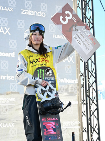 女子スロープスタイルで３位に入った村瀬心椛＝１８日、スイス・ラークス