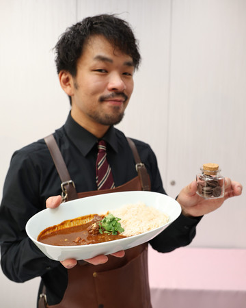 松屋銀座がバレンタインに向け販売するチョコレートを使用したカレー＝８日、東京都中央区