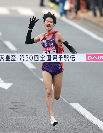 １位でゴールし、史上初の４連覇を果たした長野のアンカー伊藤大志＝１９日、広島・平和記念公園前