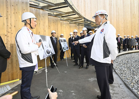 大阪・関西万博会場の「日本館」で、火星の石について説明を受ける石破茂首相(右)=19日午後、大阪市此花区(代表撮影)