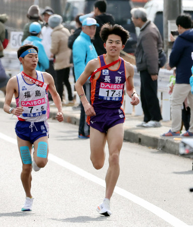 ５区で首位に浮上する長野の佐々木哲（右）＝１９日、広島県廿日市市（代表撮影）