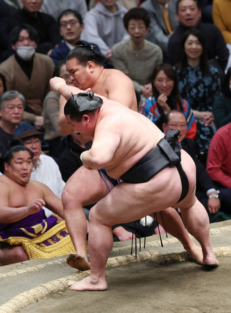 豊昇龍（奥）は正代に押し倒しで敗れる＝１９日、東京・両国国技館