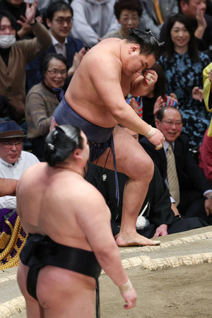 正代（手前）に押し倒しで敗れ、２敗目を喫した豊昇龍＝１９日、東京・両国国技館