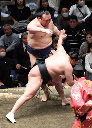 宝富士（奥）は千代翔馬をとったりで破る＝１９日、東京・両国国技館