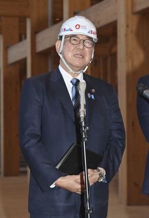大阪・関西万博会場を視察後、取材に応じる石破茂首相=19日午後、大阪市此花区(代表撮影)