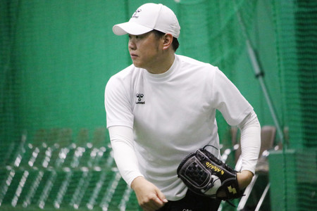 自主トレーニングを公開した阪神の西勇＝２０日、甲子園球場