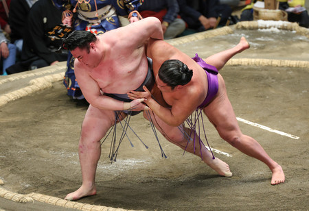 金峰山（左）は尊富士を小手投げで破る＝２０日、東京・両国国技館