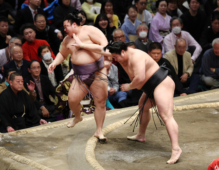 若元春（右）は翔猿を押し出しで下す＝２０日、東京・両国国技館