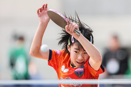 女子シングルス２回戦でプレーする松島美空＝２１日、東京体育館