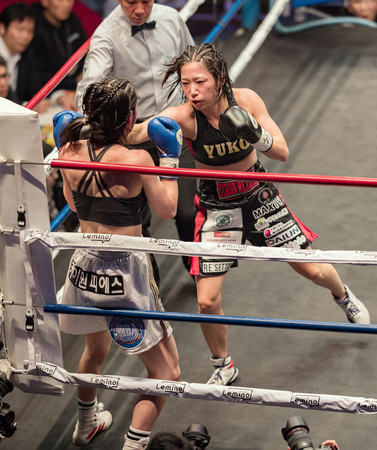 ＷＢＡ女子ミニマム級王座決定戦の９回、ソ・リョギョン（左）をコーナーに追い込む黒木優子（手前右）＝２１日、東京・後楽園ホール