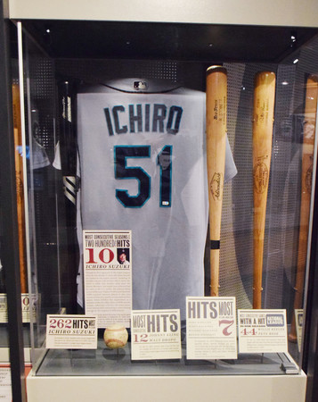 イチロー 10年連続200安打記念ディスプレイ イチロー 10年連続200安打記念ディスプレイ 【公式通販】