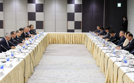 会談する経団連の十倉雅和会長（左から２人目）と連合の芳野友子会長（右から２人目）＝２２日午前、東京都千代田区