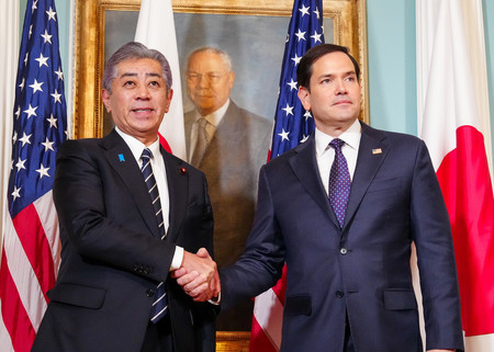 会談に臨む岩屋毅外相（左）とルビオ米国務長官＝２１日、米ワシントンの国務省（外務省提供・時事）