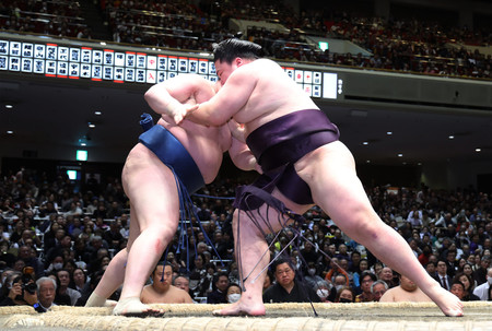 王鵬（右）は阿武剋を押し出しで下し、２敗を守る＝２２日、東京・両国国技館