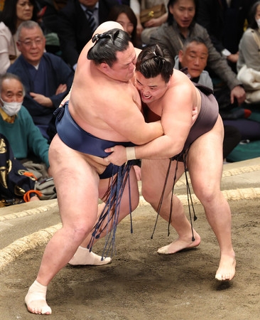 玉鷲（左）を攻める霧島＝２２日、東京・両国国技館