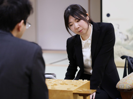 将棋の棋士編入試験第５局で柵木幹太四段に敗れ、合格を逃した西山朋佳女流三冠＝２２日午後、大阪府高槻市の関西将棋会館