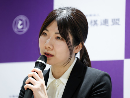 将棋の棋士編入試験で不合格となり、記者会見する西山朋佳女流三冠＝２２日午後、大阪府高槻市の関西将棋会館