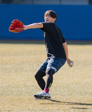 キャッチボールするロッテの石川柊＝２２日、ゾゾマリン