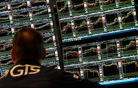 米ニューヨーク証券取引所(NYSE)で働くトレーダー=ニューヨーク(AFP時事)