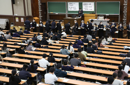 大学入学共通テストに臨む受験生＝１８日、東京都文京区