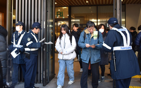 ＪＲ長野駅前で発生した殺傷事件で、情報提供を呼び掛ける長野県警の警察官＝２３日午前、長野市