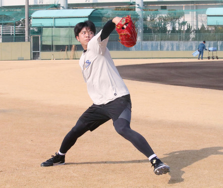 自主トレーニングを公開した阪神の才木＝２３日、兵庫県西宮市