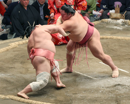 大栄翔（右）は突き倒しで宇良を下す＝２３日、東京・両国国技館