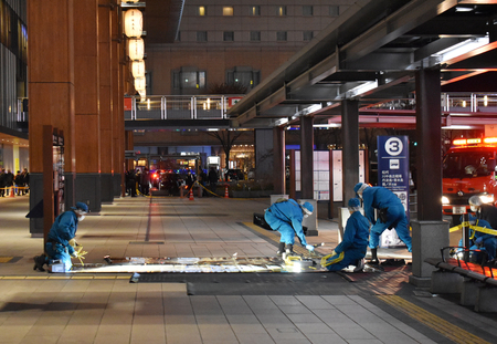 ＪＲ長野駅前で男女３人が襲われた事件現場＝２２日、長野市