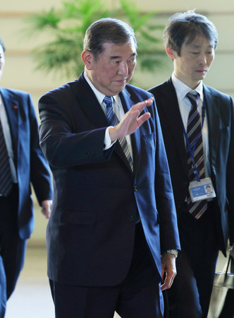 首相官邸に入る石破茂首相＝２４日午前、東京・永田町