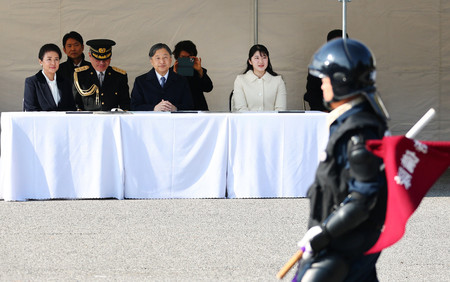 皇宮警察の年頭視閲式に出席された天皇、皇后両陛下と長女愛子さま=24日午前、皇居・東御苑(代表撮影)