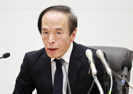 追加利上げ決定後に記者会見する日銀の植田和男総裁＝２４日午後、日銀本店