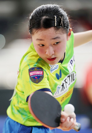 女子シングルス６回戦でプレーする張本美和＝２４日、東京体育館