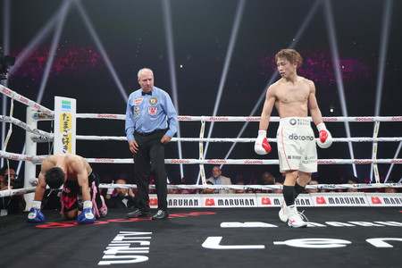 4回、金芸俊(左)からダウンを奪った井上尚弥=24日、東京・有明アリーナ