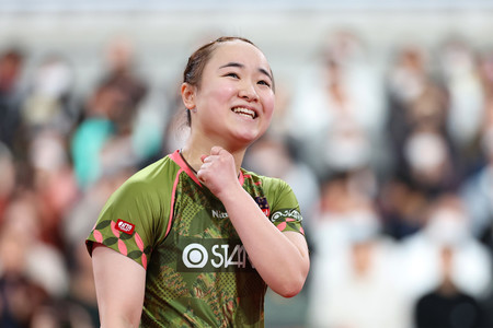 準決勝進出を決め、笑顔の伊藤美誠＝２５日、東京体育館